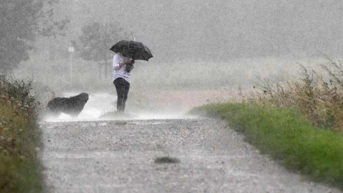 Slovensko v zajatí búrok. Pre päť okresov platí už výstraha druhého stupňa