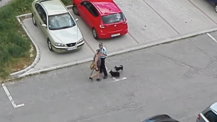 Mestskí policajt kontroluje psíčkara.