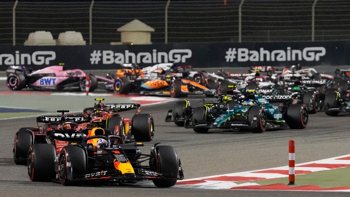 VC Bahrajnu: Double Red Bullu, Verstappen nezostal nič dlžný. Divákov si však získal Alonso