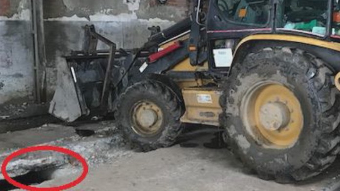 Robotník spadol do jamy.