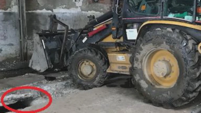Robotník spadol do jamy.