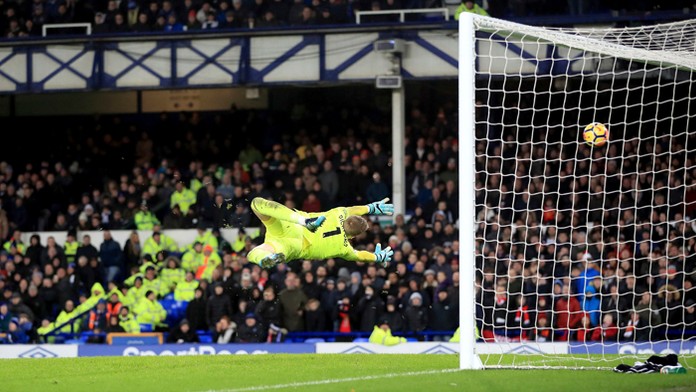 Brankár Evertonu Jordan Pickford dostáva gól od Manchester United.