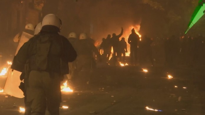 Polícia musela krotiť rozvášnený dav v Aténach.