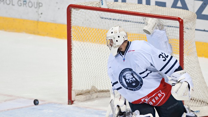 Gašper Krošelj (Medveščak) bezmocne sleduje puk smerujúci za svoj chrbát po dorážke Mareka Viedenského počas zápasu Slovan Brati