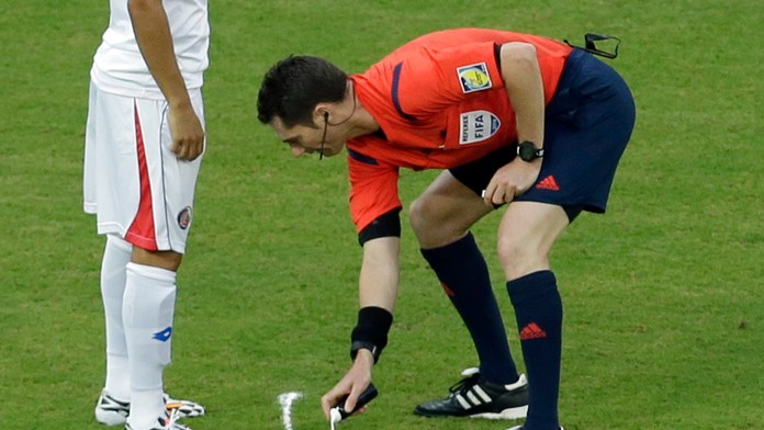 Rozhodca Benjamim Williams z Austrálie používa sprej pred kopnutím priameho kopu v osemfinálovom zápase Kostarika - Grécko