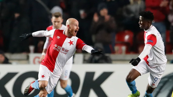 Zľava Miroslav Stoch a Peter Olayinka zo Slavie oslavujú gól v dueli EL proti Zenitu.