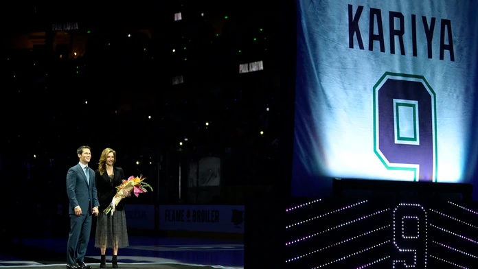 Legenda Anaheimu Paul Kariya sleduje s manželkou vyvesenie scojho adresu pod strop haly.