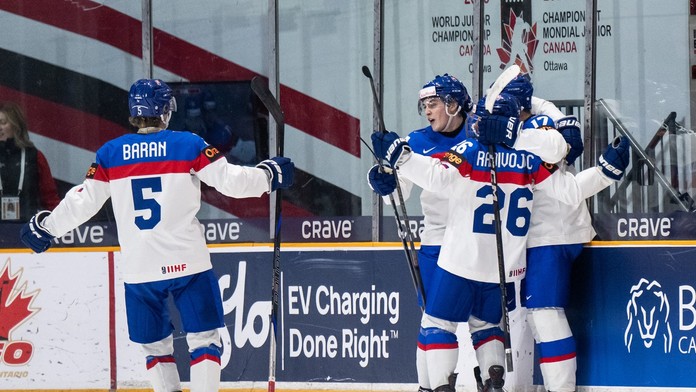 Radosť slovenských hokejistov do 20 rokov v zápase MS proti Švajčiarsku.