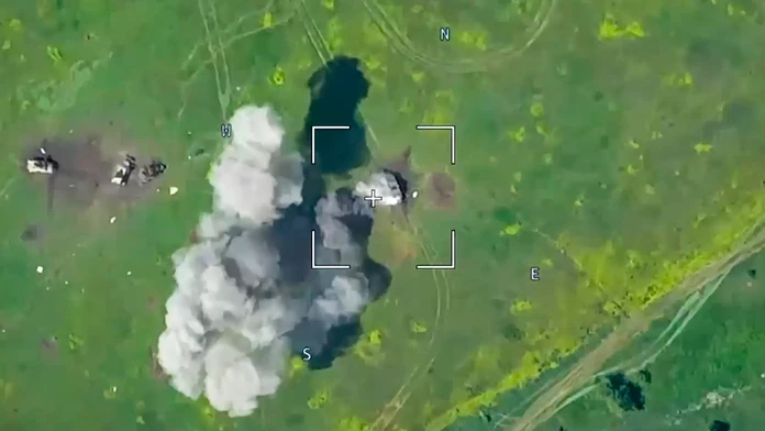 Na snímke z videa zverejnenej ruským ministerstvom obrany ukrajinské vojenské vozidlo  je zasiahnuté ruskou raketou.