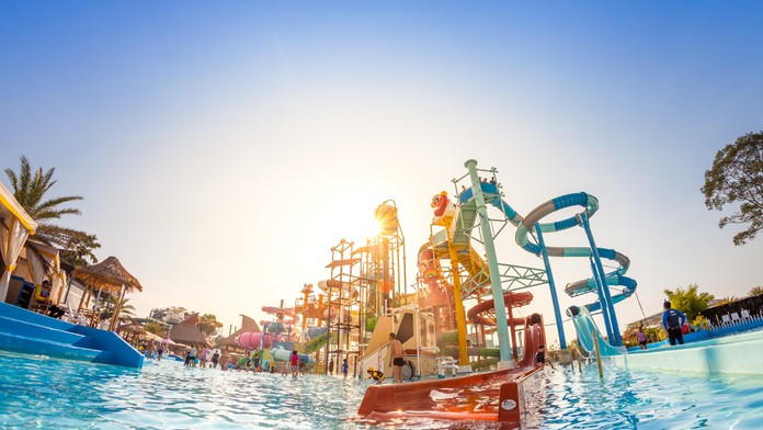 Jej syn sa topil, ona si zatiaľ spievala pesničku z mobilu. Po tragédii v akvaparku sa navzájom žalujú matka s mestom