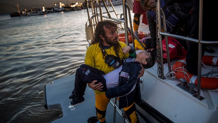 Pri Lesbose sa prevrátila drevená loď s migrantami.