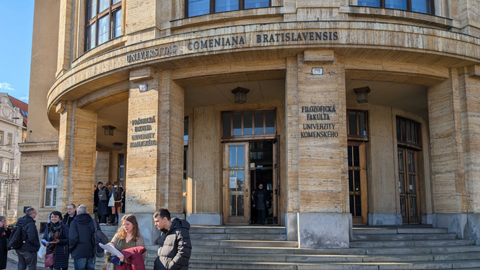 Študenti pred Univerzitou Komenského v Bratislave, ktorú evakuovali pre bombovú hrozbu.