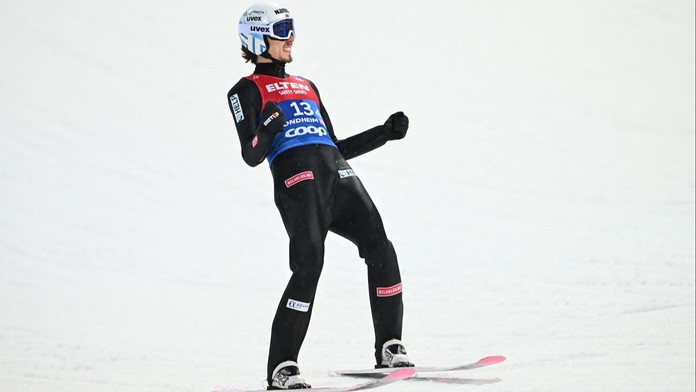 Zlato z MS venoval chorému otcovi. Nórsky skokan na lyžiach v cieli prežil emotívne chvíle