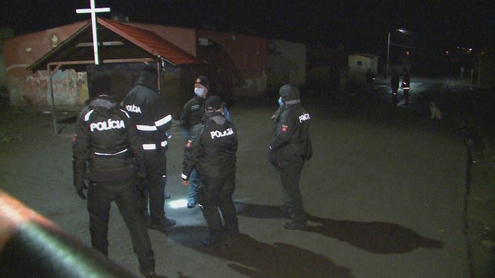 Policajti na mieste.