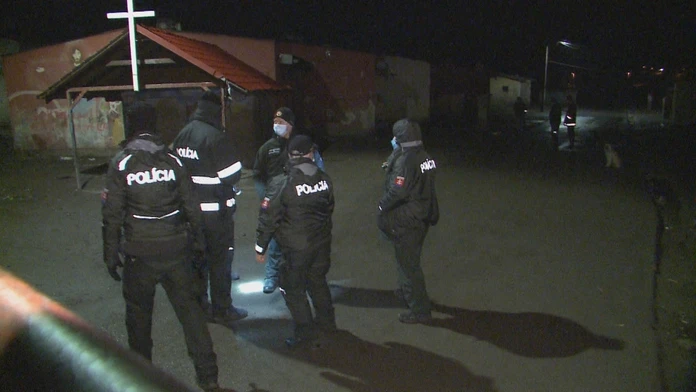 Policajti na mieste.
