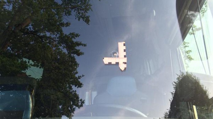 Okno autobusu po streľbe klubový bus Herthy Berlin.