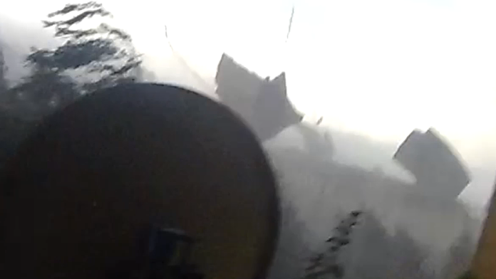 Takto strhávalo strechu z miestnej strednej školy v Prešove