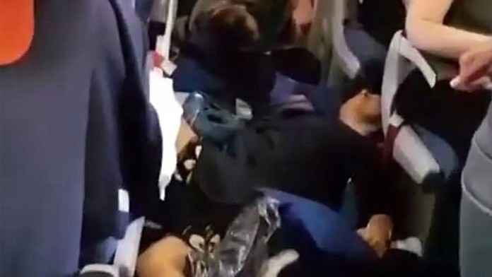 Horor na palube lietadla. Po silných turbulenciách je 25 zranených, medzi nimi aj deti