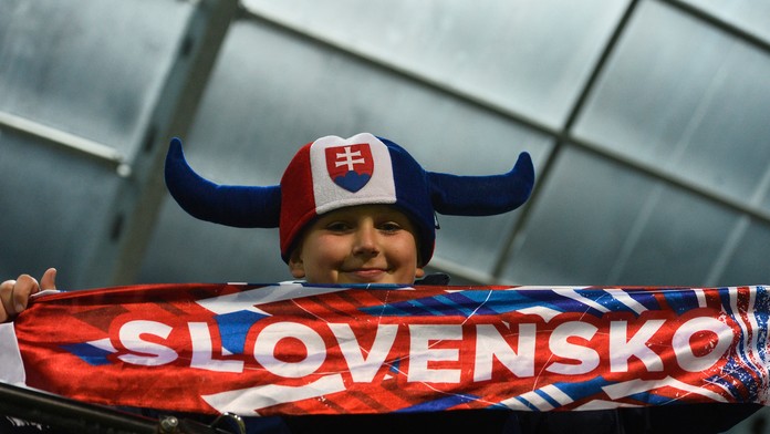 Slovenský fanúšik v zápase kvalifikácie ME 2017 hráčov do 21 rokov proti Bielorusku.