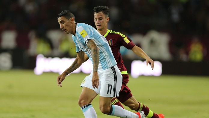 Angel Di Maria si kryje loptu pred dotierajúcim Juanom Anorom v kvalifikačnom zápase o MS 2018  Argentína - Venezuela.