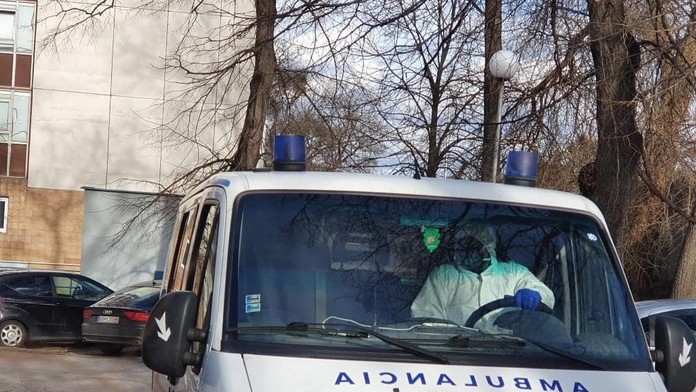 Sprava Nathan MacKinnon, Cale Makar a Ryan Graves z Colorada oslavujú gól proti Columbusu.