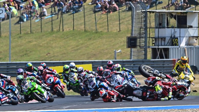 Obrovská tragédia na pretekoch superbikov. Pri hromadnej zrážke zahynuli dvaja jazdci