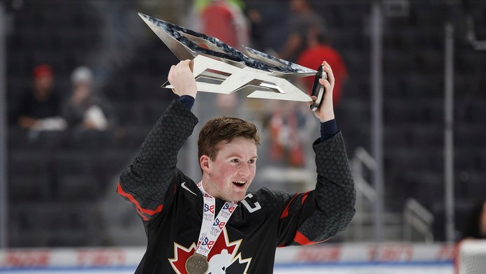 Kapitán výberu Kanady do 18 rokov Alexis Lafreniére s trofejou za triumf na Hlinka Gretzky Cupe.