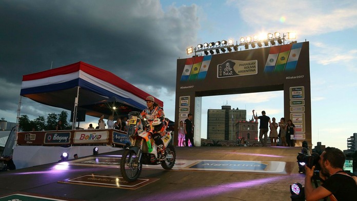 Na snímke Španiel Laia Sanz na KTM počas pódiovej predvádzačky pred začiatkom Rely Dakar v paraguajskom meste Asunción.