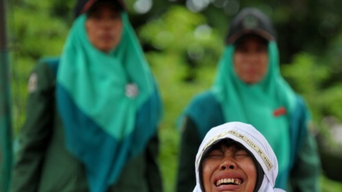 Žena plače od bolesti.