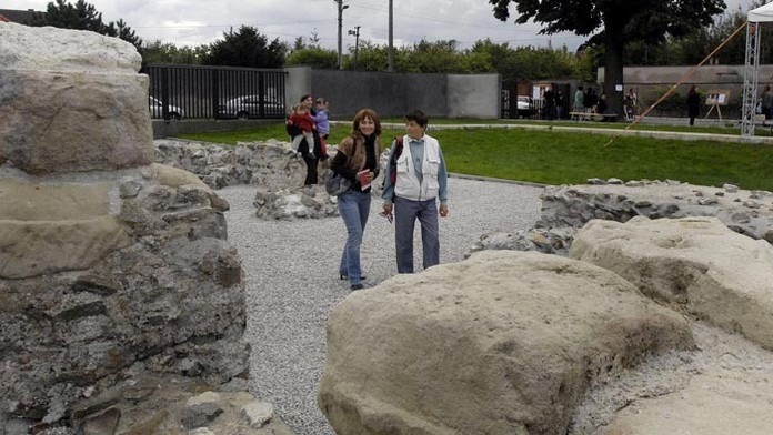 Kvadratická stavba rímskeho kastela areál  Antická Gerulata.