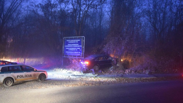 Vodiča Audi s českými značkami, ktorý unikal v Bratislave pred policajtmi, zastavila až havária a streľba. 