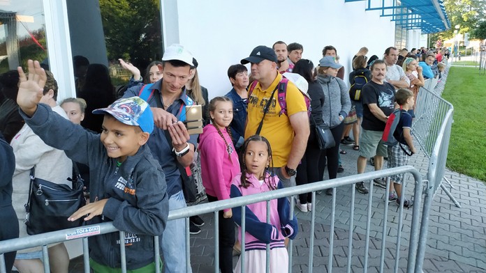 Fanúšikovia čakajú na otvorenie štúdií od skorého rána