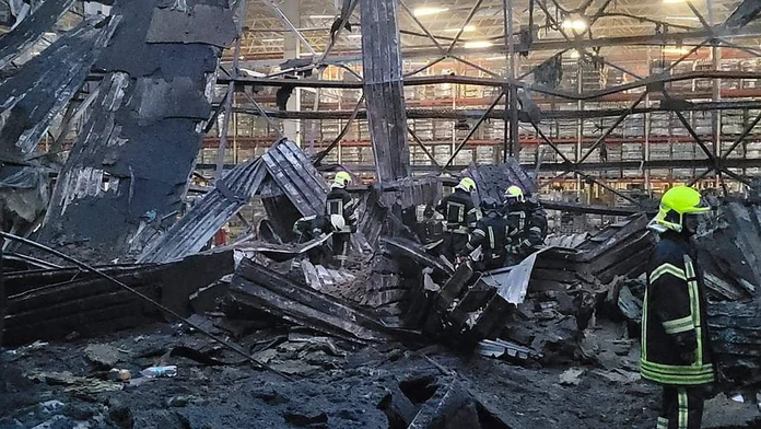 Hasiči zasahujú po raketovom útoku ruskej armády na ukrajinské prístavné mesto Odesa.