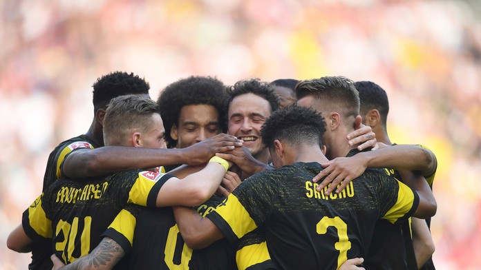 Radosť hráčov Dortmundu po góle na pôde Stuttgartu.