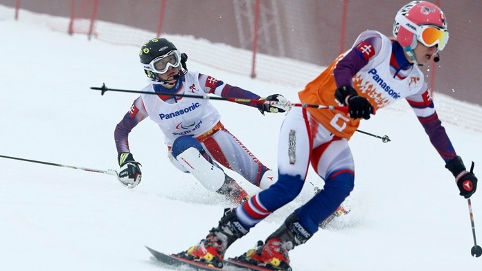 Slovenská lyžiarka Henrieta Farkašová (vľavo) a jej navádzačka Natália Šubrtová.