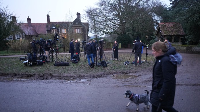 Na snímke policajti, ktorí hliadkujú pri vstupnej bráne kráľovského panstva Sandringham v anglickom Sandringhame po tom, ako bol exprinc Andrew zatknutý.