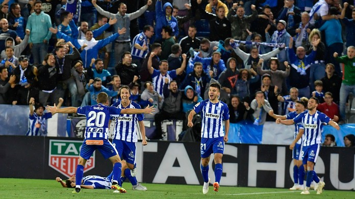 Hráči Deportiva Alavés sa radujú po góle do siete Realu Madrid.