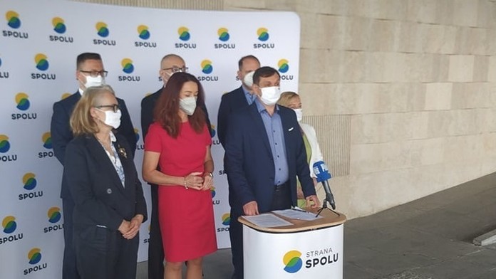 Juraj Hipš s členmi strany SPOLU 