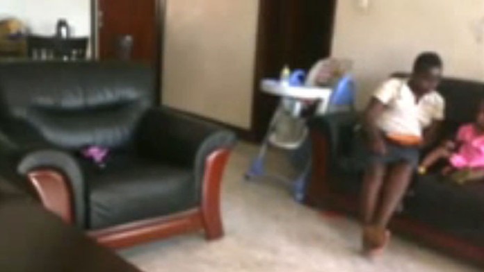 Dievčatko nechcelo jesť kašu, pestúnka ju brutálne týrala.