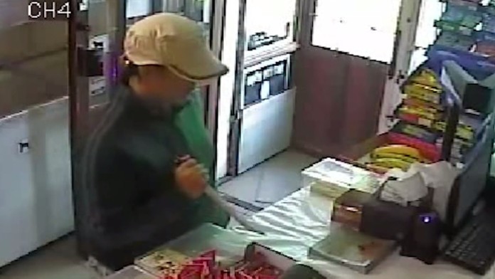 Žena s nožom v ruke prepadla večierku.