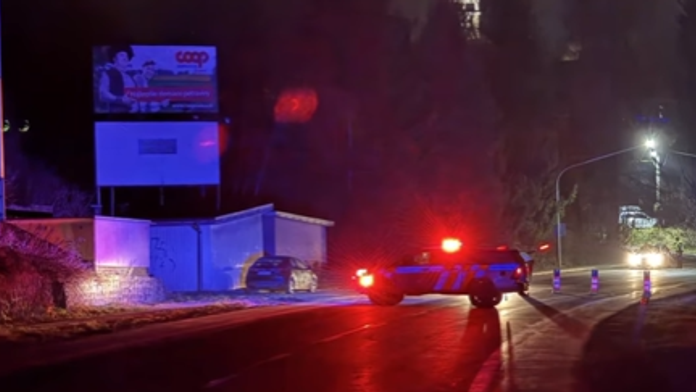 Veľké dopravné obmedzenia pri Svrčinovci. Z prevráteného kamióna unikla nebezpečná látka