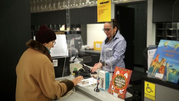 Zákazníčka si vymieňa kuny za euromince.