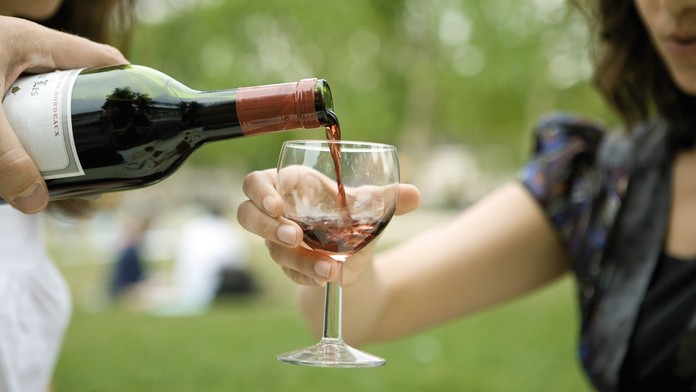 Prečo nás po pití červeného vína bolí hlava? Vedci vysvetlili, že nezáleží len na množstve
