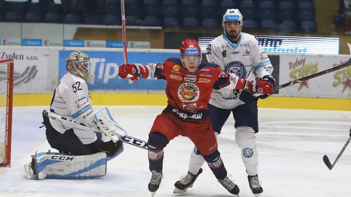 Na snímke zľava brankár Nathan Lawson (Nitra) Marco Halama (Zvolen) a Karol Korím (Nitra) počas zápasu HKM Zvolen – HK Nitra.