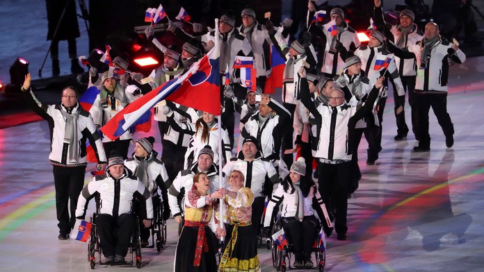 Henrieta Farkašová nesie slovenskú vlajku počas otváracieho ceremoniálu zimných paralympijských hier v Pjongčangu.