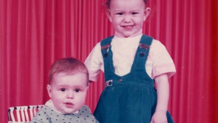 Herečka so sestrou.