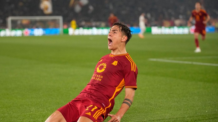 Futbalista AS Rím Paulo Dybala oslavuje gól.