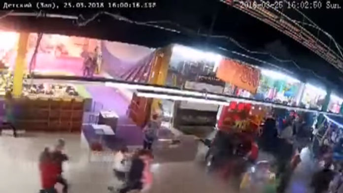 Požiar sa začal šíriť zo zábavnej časti komplexu. 