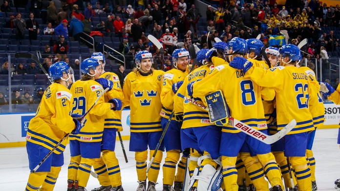 Radosť švédskych hokejistov po triumfe nad Ruskom na MS 20 2018.