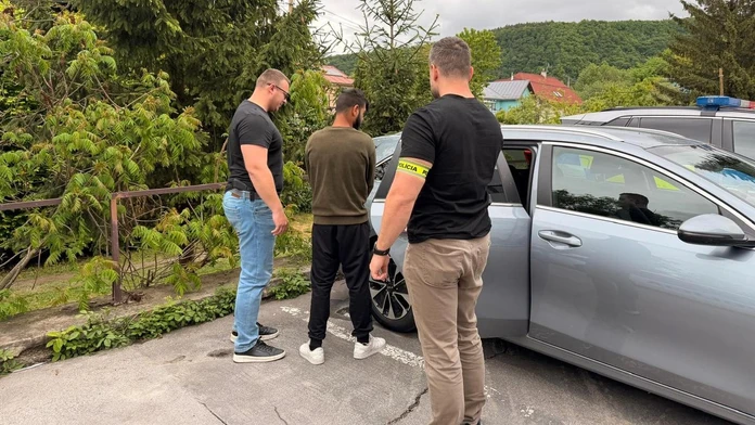 Tehotnú partnerku nútil žobrať a poskytovať sexuálne služby. Muža zo Zvolena obvinili z obchodovania s ľuďmi